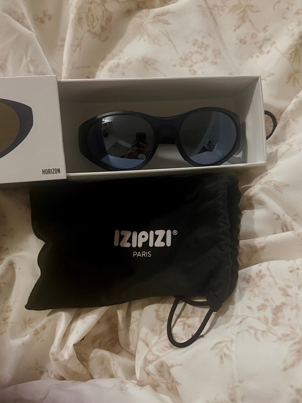 IZIPIZI Horizon Women's Black Sunglasses - Chic Oval Frame